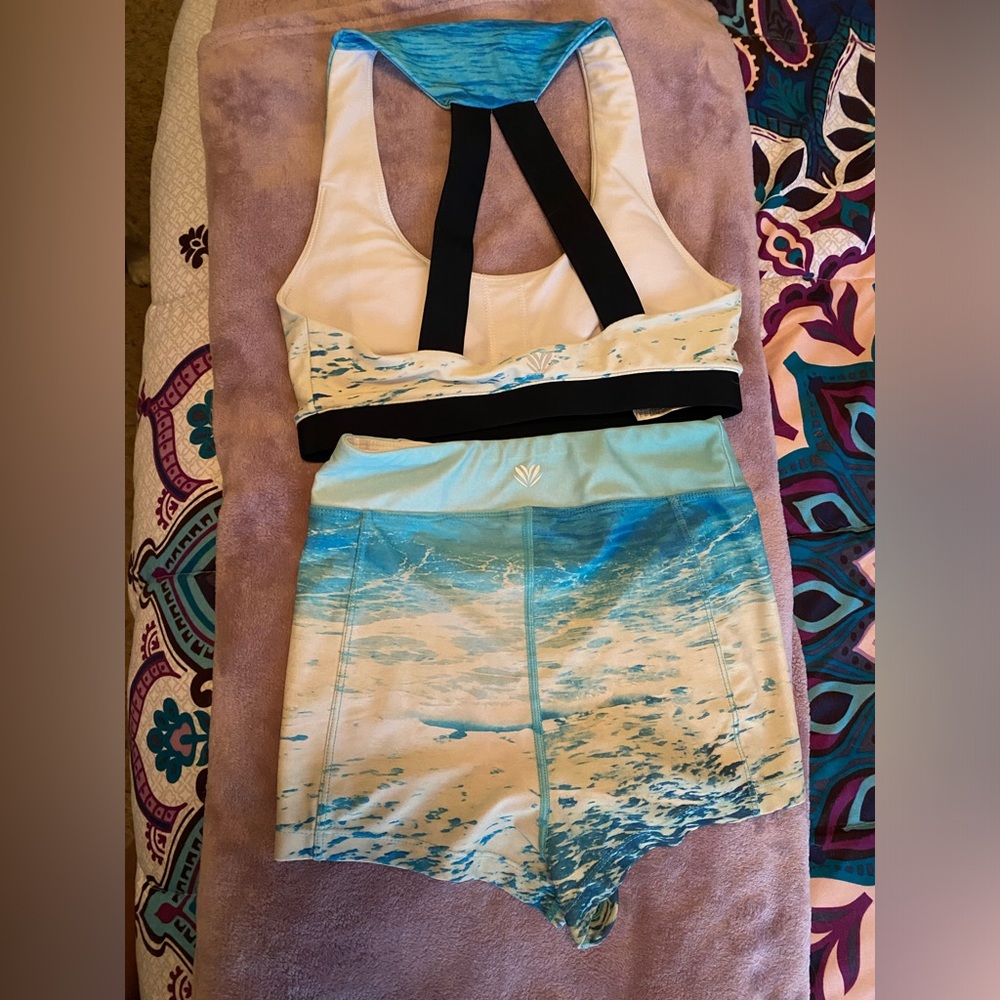Beachy Two Piece Work Out Set - Picture 2 of 2